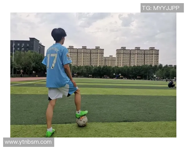 足球明星在抖音上展现绝技球场精彩瞬间引发热议与追捧